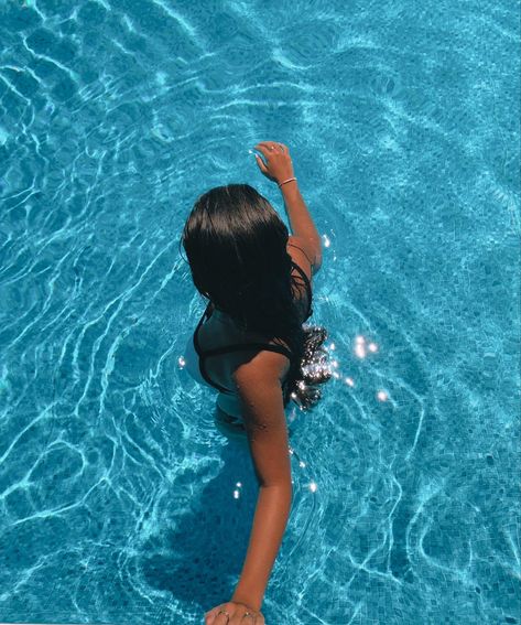 Pool Night Caption, Swimming Post Ideas, Swimsuits Poses Ideas Pool, Photo Idea In Pool, Picture In Swimming Pool, Sweeming Pool Photo Ideas, Pool Pic Inspo Instagram, Pool Post Ideas, Sunset Pool Pictures