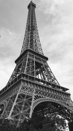 Iphone Wallpaper Violet, Eiffel Tower Photography, Perspective Drawing Architecture, Monochrome Wall, Paris Wallpaper, Christmas Wallpaper Backgrounds, Black And White Picture Wall, Pix Art, Phone Wallpaper For Men