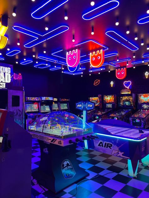 Arcade Bar, Living In Nyc, Arcade Room, Retro Arcade Games, Arcade Game Room, Cute Date Ideas, Economic Growth, Retro Arcade, Retro Videos