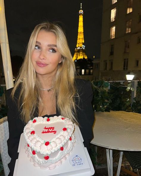 Balayage, Birthday In Paris Photos, Birthday Photos With Cake, Birthday Photo With Cake, Birthday Photo Aesthetic, Photo With Cake, Bday Photo Ideas, It Girl Birthday, Bday Cake Pics