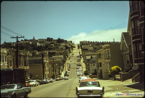 12 photos of San Francisco in the swinging '70s Hippies, Car Turntable, San Francisco Aesthetic, City Lights Bookstore, Fort Laramie, San Francisco Pictures, Transamerica Pyramid, Spin Dryers, California Beach House