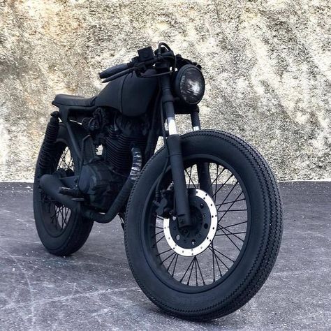 KafeRacers on Instagram: "All black looks amazing!! Loving this classic brat! #kaferacers ------- Would you ride this? Rate 1 to 10! ------- Via @nutsa ------- Follow @kaferacers for daily images ------- #brat #black #murderedout" Harley Scrambler, Cafe Racer Parts, Mate Black, Suzuki Cafe Racer, Cafe Racer Moto, Brat Cafe, Motorcycle Camping Gear, Moto Custom, Мотоциклы Cafe Racers