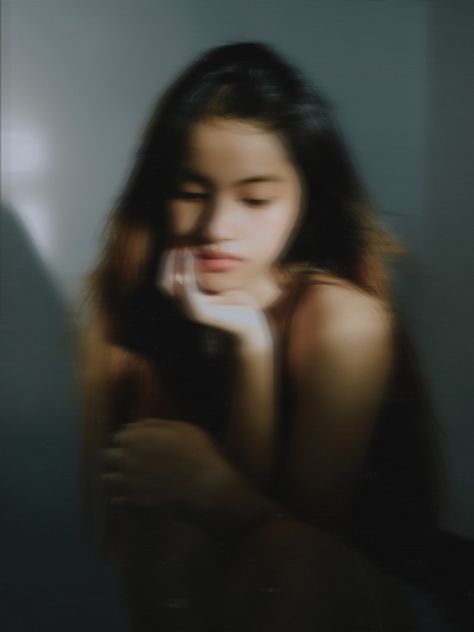 Ideas For Indoor Photoshoot, Blurry Aesthetic Photography, Indoor Aesthetic Pictures, Night Indoor Photoshoot, Blurred Photo Ideas, Indoor Pose Ideas, Bedroom Photo Shoot Ideas, Blurry Photography Aesthetic, Cool Indoor Photoshoot Ideas