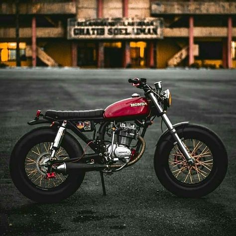 Custom Motor Murah on Instagram: “Simple keker, cb japstyle. Apapun motormu, kalo kaki-kaki udah di bikin gede, tampilannya jadi garang bor. Lampu jangan terlalu ke atas…” Estilo Cafe Racer, Sepeda Bmx, Honda Cg125, Motor Klasik, Brat Bike, Suzuki Cafe Racer, Motorcycle Honda, Cafe Racer Moto, Honda Scrambler