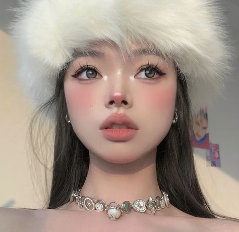 Cold Girl Makeup Asian, Im Cold Makeup Look Korean, Korean Cold Makeup, Asian Christmas Makeup, Snow Makeup Looks Simple, Snow Bunny Makeup Look, Cold Face Makeup, Easy Winter Makeup Looks, Douyin Winter Makeup