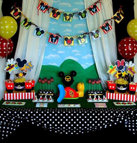 Mickey Mouse Clubhouse Party via Kara's Party Ideas. Paper plate place settings are probably the only thing I could duplicate but maybe the Oreos?? Mickey Mouse Snacks, Mickey Mouse Bday, Mickey Mouse Clubhouse Birthday Party, Mickey Mouse Clubhouse Party, Mickey Mouse 1st Birthday, Mickey Birthday Party, Mikey Mouse, Birthday Party Desserts, Mickey Mouse Theme