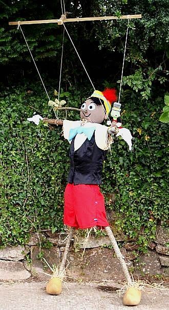 DIY Scarecrow Toy Story Scarecrow Ideas, Scarecrow Ideas For Contest Festivals, Scarecrow Ideas For Contest, Garden Scarecrows, Scarecrow Competition, Scarecrow Contest, Wood Scarecrow, Garden People, Scarecrow Ideas