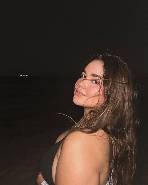 Girl looking at the camera with beachy hair and windy on the beach using a film camera at night Mexico, Beach Poses At Night, Beach Night Poses, Night Beach Photo Ideas, Night Photos With Flash, Beach Flash Photos, Night Beach Photos With Flash, Night Selfies Instagram, Flash Beach Photos