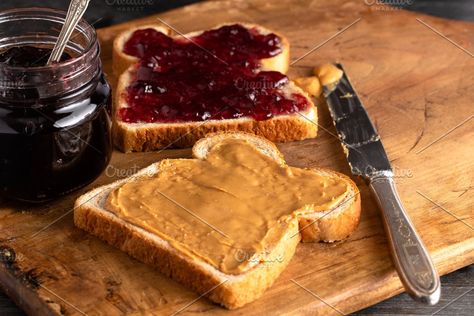 Jelly Bread, Peanut Butter And Jelly Sandwich, Apple Cinnamon Bread, Butter Sandwich, Jelly Sandwich, Tasty Bread Recipe, Bread & Butter Pickles, Food Texture, Peanut Butter Sandwich