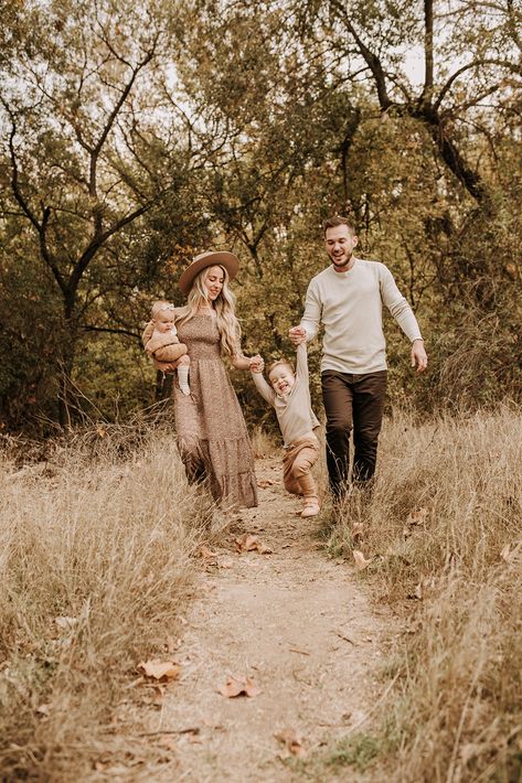 Outdoor Fall Family Photoshoot, Fall Family Pictures Golden Hour, Family In Field Photography, Fall Pasture Family Pictures, Family Of 4 Photo Ideas Fall, Family Pics In The Woods, Fall Nature Family Pictures, Family Photos Mountains Fall, Fall Family Picture Pose Ideas