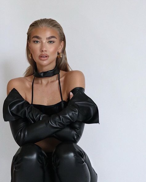 Jess Hunt (@jesshunt2) • Instagram photos and videos Jess Hunt, Cold Shoulder Crop Top, New In Fashion, Pics Inspo, Model Poses Photography, Daily Dress, Trend Fashion, Leather Outfit, Photoshoot Inspiration