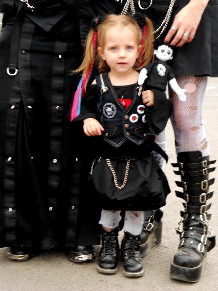 Goth Family, Goth Mom, Punk Rock Baby, Chica Punk, Emo Couples, Couple With Baby, Estilo Emo, Emo Teen, Goth Kids