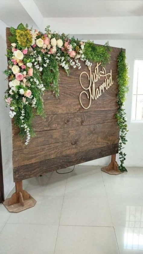 Wooden Backdrop With Flowers, Wooden Wall Wedding Backdrop, Wood Party Backdrop, Easy Diy Wedding Backdrop, Backdrop Design Ideas, Easter Photo Backdrop, Cake Table Backdrop, Wedding Backdrop Ideas, Cake Backdrops