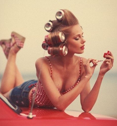 woman painting nails with soda cans in her hair Mode Pin Up, Estilo Pin Up, Pin Up Photos, Life Hacks Beauty, Photographie Inspo, Rockabilly Pin Up, Retro Mode, Foto Poses, Hair Rollers