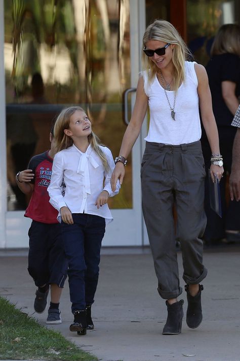 Moses Martin, Celebrity Mom Style, Gwyneth Paltrow Style, Gwenyth Paltrow, Celebrity Costumes, Stylish Celebrities, Celebrity Moms, Mode Casual, Top Celebrities