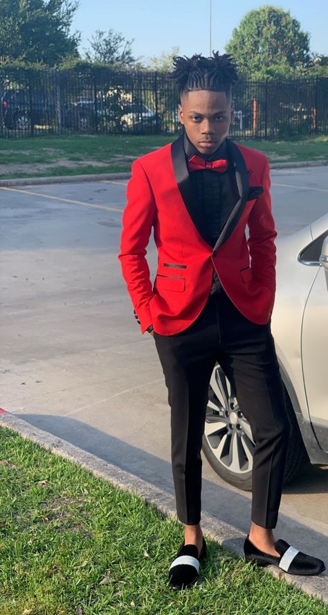 Red And Silver Suit Men, Red Hoco Suit Men, Quinceanera Tuxedos Red, Man Prom Outfit Red, Red Suit Ideas For Men, Red And Black Prom Tuxedo, Prom Suits Red And Black, Red Prom Ideas Men, Black And Red Suits For Men