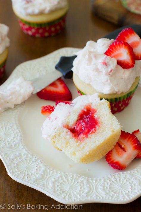 100% Homemade Strawberry Shortcake Cupcakes - these are so easy! Cake Pops, Strawberry Shortcake Cupcakes, Kitchenaid Recipes, Shortcake Cupcakes, Deco Cupcake, Birthday 25, Homemade Strawberry Shortcake, Strawberry Shortcake Cupcake, Baked Sweets