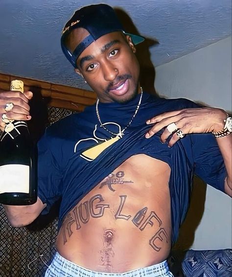 Tupac Body, Thug Life Tattoo, Phife Dawg, Tupac Photos, 90s Rappers Aesthetic, 2pac Videos, Miss U My Love, Tupac Makaveli, 90s Rappers