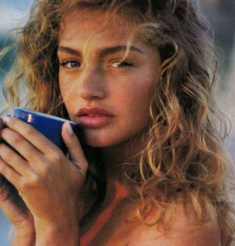 michaela bercu/gilles bensimon/1990 Natural Curls, Haute Couture, Michaela Bercu, 90s Supermodels, Bare Beauty, Model Face, Summer Beauty, Look At You, About Hair