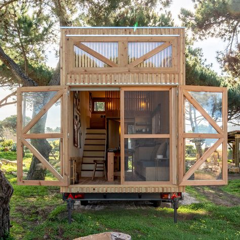 Off Grid Tiny House, Tiny House Exterior, Shelter Design, Tiny Cabin, Cabin In The Woods, Off Grid Living, Tiny House On Wheels, Style At Home, Tiny Home