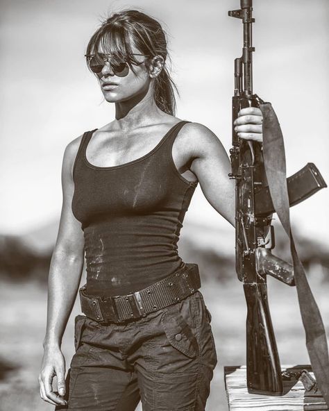 Sarah Connor??? Arnold Schwarzenegger, Kendo, Linda Hamilton Terminator, Terminator Movies, Sarah Connor, Military Girl, Military Women, Badass Women, Terminator