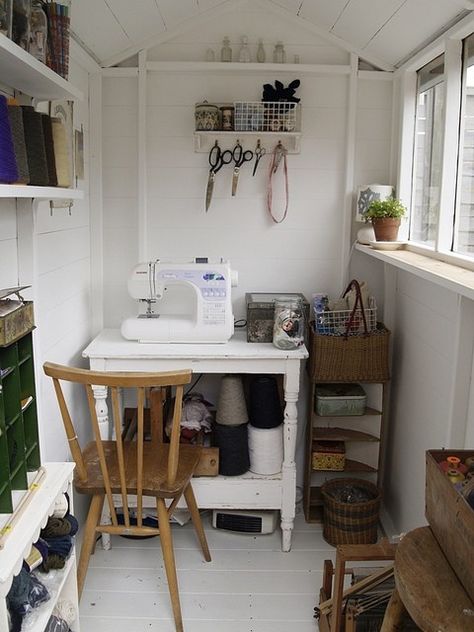 Small Sewing Rooms, Sewing Shed, Sewing Nook, Sewing Room Inspiration, Craft Shed, Coin Couture, Sewing Spaces, Sewing Machine Table, Sewing Room Design