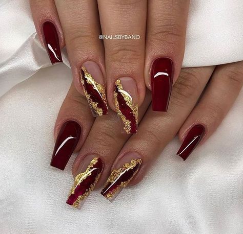 Red Wine And Gold Nails, Burgundy And Gold Acrylic Nails, Wine And Gold Nails Acrylic, Burgundy And Gold Nail Ideas, Maroon Graduation Nails, Maroon Quinceanera Nails, Maroon And Brown Nails, Trendy Nails Red And Gold, Maroon Design Nails