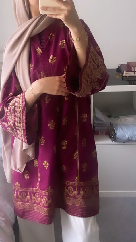 Maroon Contrast Colour Dress, Desi Modest Outfits, Hijabi Traditional Outfit, Hijab With Salwar Kameez, Hijab Pakistani Outfit, Casual Eid Outfits, Hijabi Pakistani Outfit, Desi Hijabi Outfits, Hijabi Eid Outfits