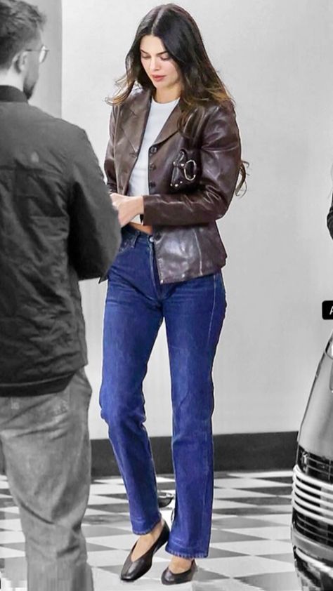 Brown Leather Jacket Kendall Jenner, Los Angeles, Celeb Fall Outfits, Kendall Jenner Business Casual, Kendall Jenner Flats, Kendall Jenner Cold Outfits, Kendall Jenner Autumn Style, Kendall Jenner Cozy Outfits, Los Angeles Winter Outfits Street Styles