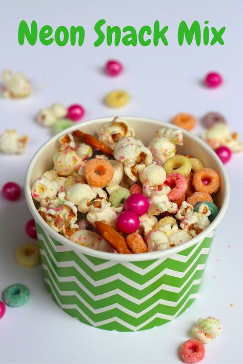 A bright neon party mix that kids & adults will love to much on! Get the full recipe from @weheartparties on the Oriental Trading blog. Neon Party Foods, Glow Party Food, Bachelor Party Food, Drizzled Popcorn, Housewarming Party Food, Neon Food, Vegetarian Party Food, Unicorn Party Food, Laser Tag Birthday