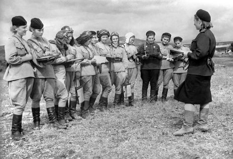 Serafima Amosova speaking to members of the "Night Witches" Russian Bombers, Perang Dunia Ii, Anti Aircraft, Night Witches, Female Pilot, Historia Universal, History Nerd, Interesting History, Russian Women