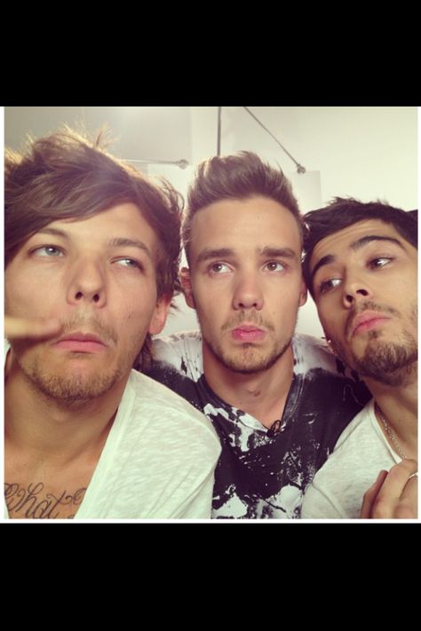 They look hot with a beard One Direction Lyrics, Funny One Direction Pictures, Funny One Direction, Imprimibles One Direction, One Direction Fotos, Four One Direction, Gambar One Direction, Harry Styles Funny, Friends Cast