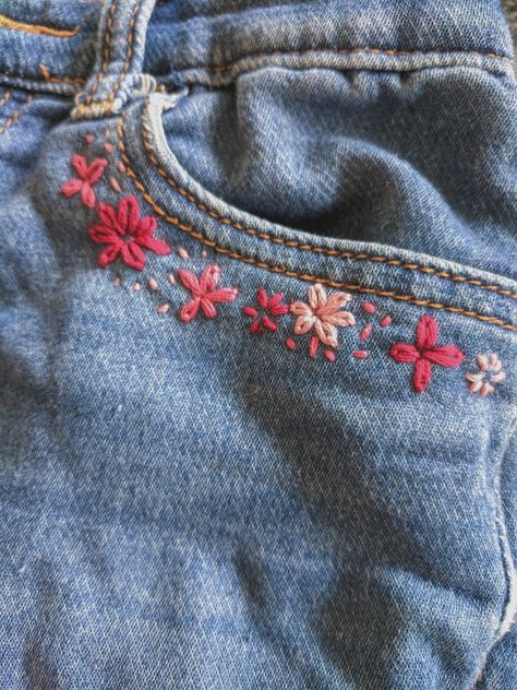 Denim Floral Embroidery, Embroidered Jeans Hearts, Jean Shorts With Embroidery, Back Pocket Jeans Embroidery, Jean Flower Embroidery, Embroidery On Clothing Ideas, Star Embroidered Jeans, Embroidery Jeans Flower, Thread Art On Cloth