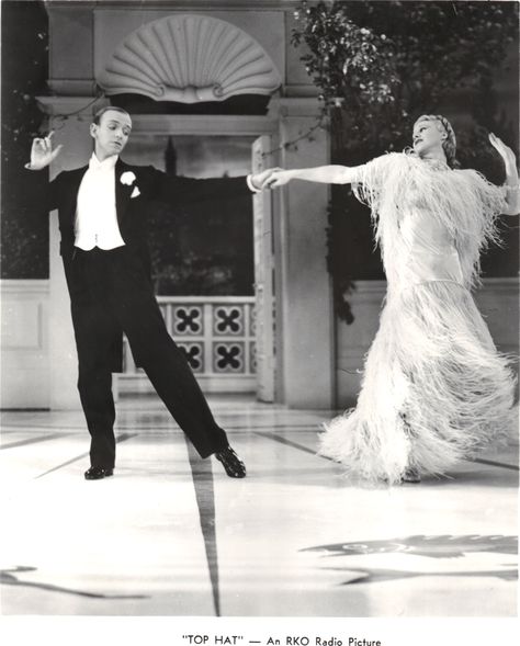 Ginger Rogers Top Hat 1935 The lovely feather dress that made the dance soooo romantic and thrilling. Top Hat 1935, Fred Astaire Dancing, Cyd Charisse, Fred And Ginger, Dance Movies, Hollywood Costume, Actor Studio, Ginger Rogers, Fred Astaire