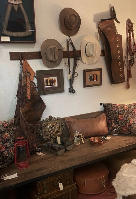 Classic Western Home Decor, Vintage Boho Western Bedroom, Ranch Room Decor, Old West Home Decor, Western Americana Decor, Cowboy Western Decor, Western Vintage Bedroom, House Design Western, Room Decor Ideas Western