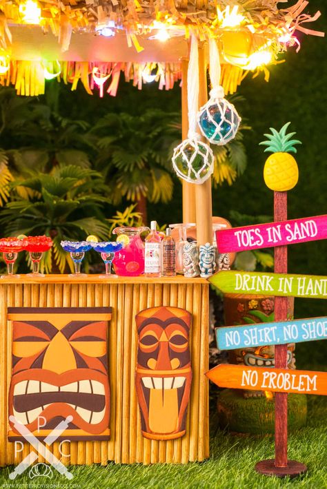 Dollhouse Miniature Tiki Bar Tiki Bar Building Plans, Hawaiian Bar Ideas, Tiki Bar Theme Party, Adult Hawaiian Party, Tiki Bar Ideas, Tiki Bars Diy, Tikki Bar, Makeup With Eyeshadow, Outdoor Tiki Bar