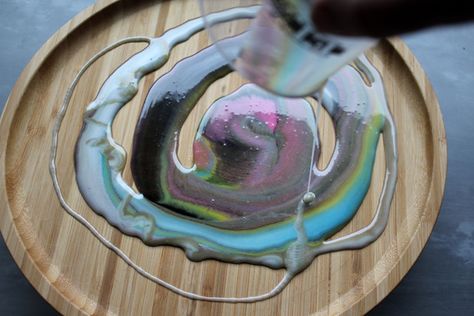 Marbled Resin Round Serving Tray DIY! This uniquely colorful marbled resin tray is perfect for serving up warm cocoa on a cold day. Serving Tray Diy, Diy Jewelry Tray, Resin Serving Tray, Diy Resin Tray, Diy Serving Tray, Marbled Resin, Diy Pinterest, Epoxy Resin Diy, Diy Tray