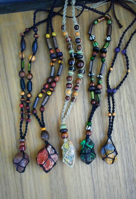 River Rock Jewelry Diy, Beach Hippie Jewelry, Hippie Beads Jewelry, Homemade Hippie Jewelry, Diy Hemp Jewelry, Aesthetic Crystal Jewelry, Diy Hemp Necklace, Funky Jewelry Diy, Witchy Jewelry Diy