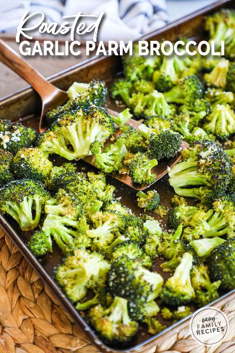 Brócoli Recipes, Garlic Parmesan Roasted Broccoli, Parmesan Broccoli Recipes, Veggie Side Dish, Parmesan Roasted Broccoli, Broccoli Side Dish, Roasted Broccoli Recipe, Best Side Dish, Garlic Roasted Broccoli