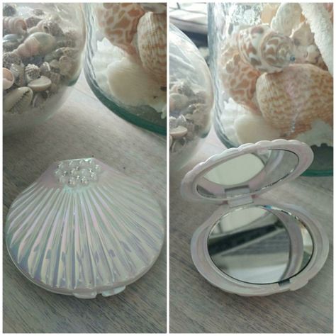 Shell compact mirror from Claire's. Mirror With Led Light, Travel Makeup Mirror, Art Coquillage, Shell Mirror, Mermaid Room, Mirror 3, Shell Crafts Diy, Mermaid Aesthetic, Cute Room Decor