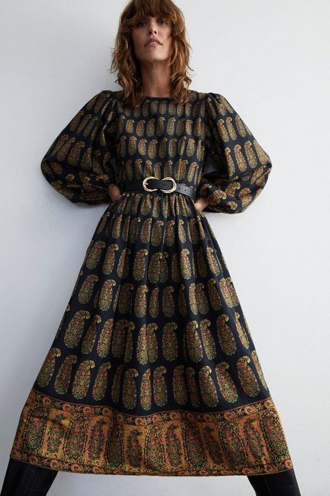 Dress Batik Modern Fashion Style, Boho Outfits Winter, Fall Plaid Dress, Floral Dress Winter, Monikh Dale, Winter Boho, Confident Woman, Lovely Clothes, Style Outfit