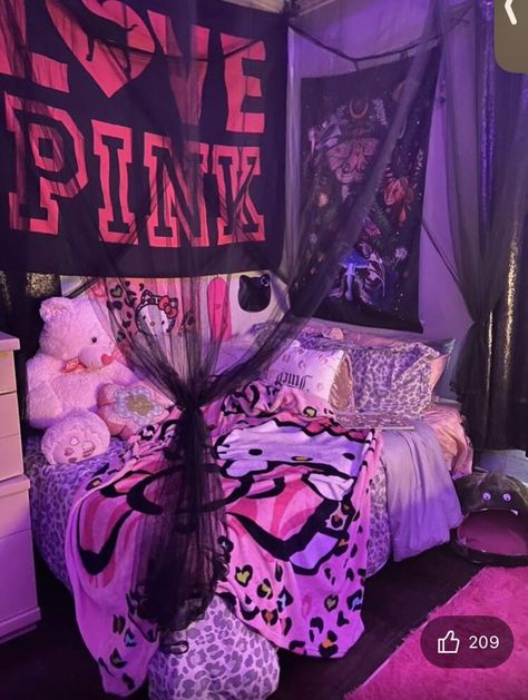 Room Idea For Small Rooms, Room Idea Y2k, Y2k Rooms 2000s, Trashy Y2k Lockscreen, 2000s Room Aesthetic Pink, Juicy Couture Room Decor, 2000s Bedroom Aesthetic Grunge, 2000 Room Ideas, Monster High Room Aesthetic