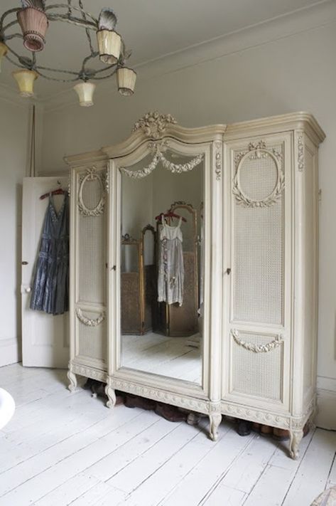 Camera Shabby Chic, Commode Shabby Chic, French Armoire, Shabby Chic Living, Bedroom Bliss, Shabby Chic Dresser, Shabby Chic Living Room, Shabby Chic Bedding, Shabby Chic Bedroom