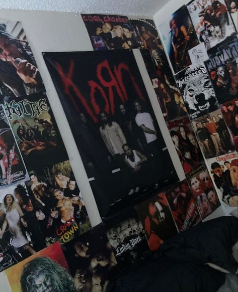 Emo Grunge Room Aesthetic, Alt Boy Room, Bedroom Emo Aesthetic, Metal Posters Room, Mallgoth Bedroom, Y2k Emo Room Decor, Mall Goth Room Decor, Dark Y2k Bedroom, Gothic Room Inspiration