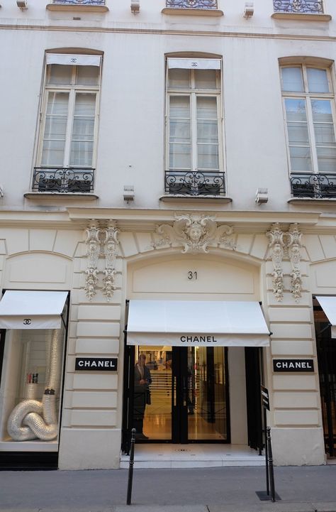 Chanel Store Aesthetic, Paris Exterior, Parisian Buildings, Parisian Store, Paris Chanel, Paris Boutique, Paris Store, France Travel Guide, 카페 인테리어 디자인