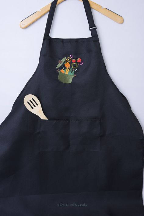Couture, Kitchen Apron Embroidery, Embroidery Designs For Aprons, Embroidery Gifts For Men, Embroided Apron, Kitchen Apron Design Ideas, Kitchen Apron Design, Pot Embroidery, Apron Embroidery
