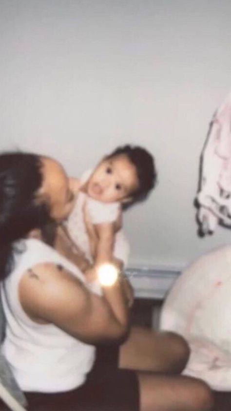 Black Mom And Daughter Aesthetic, Family Of 3 Aesthetic, Family Pics With Baby, Mommy And Baby Photo Shoot, Family Goals Aesthetic, Baddie Mom, Mom Life Aesthetic, Mom And Her Son, Mom With Kids
