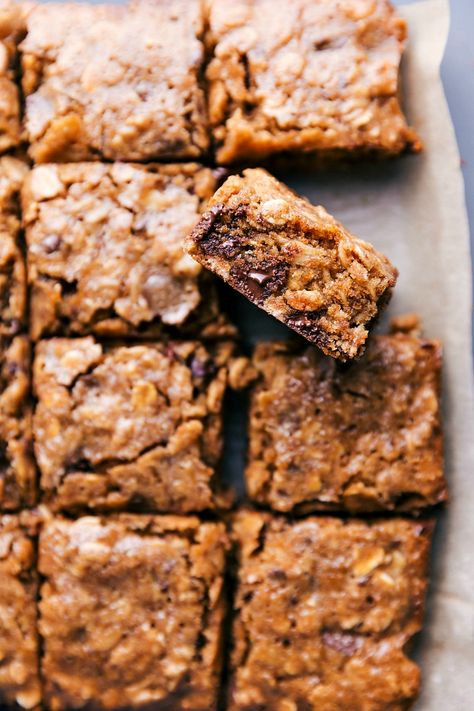 These gluten-free Soft-Baked Oatmeal Breakfast Bars are ultra chewy and loaded with flavor. They’re packed with oats, nut butter, and dark chocolate and they're made with better-for-you, wholesome ingredients -- perfect for a grab-and-go breakfast on a busy morning. Recipe via chelseasmessyapron #cinnamon #chocolate #healthy #breakfast #delicious #recipe #soft #baked #oatmeal #breakfast #bars Baked Oatmeal Breakfast Bars, Baked Oatmeal Breakfast, Oatmeal Squares, Breakfast Bars Healthy, Oatmeal Breakfast Bars, Breakfast Cookies Healthy, Soft Bakes, Busy Morning, Oatmeal Breakfast