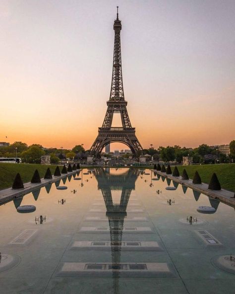 Ifal Tower, France Landmarks, Eiffel Tower Aesthetic, World Famous Places, Things To Do In France, Tower Aesthetic, Travel In France, Tower Photography, Eiffel Tower Photography