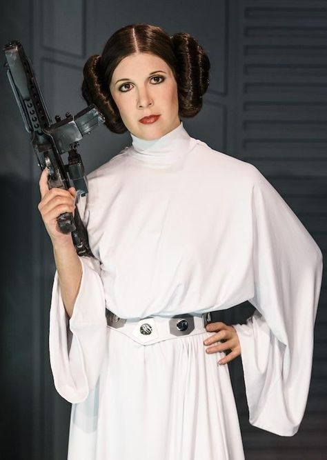 How To Make A Princess Leia Costume For Adults. For those of you who are big Star Wars fans she's not only a princess, but much more than thay. A warrior, a heroine and a character that many of us have dreamed of being in our childhood. This is why... Star Wars Princess Leia Costume, Princess Leia Outfit, Disfraz Star Wars, Princess Leia Hair, Princess Leah, Princess Leia Costume, Leia Costume, Famous Hairstyles, Leia Star Wars
